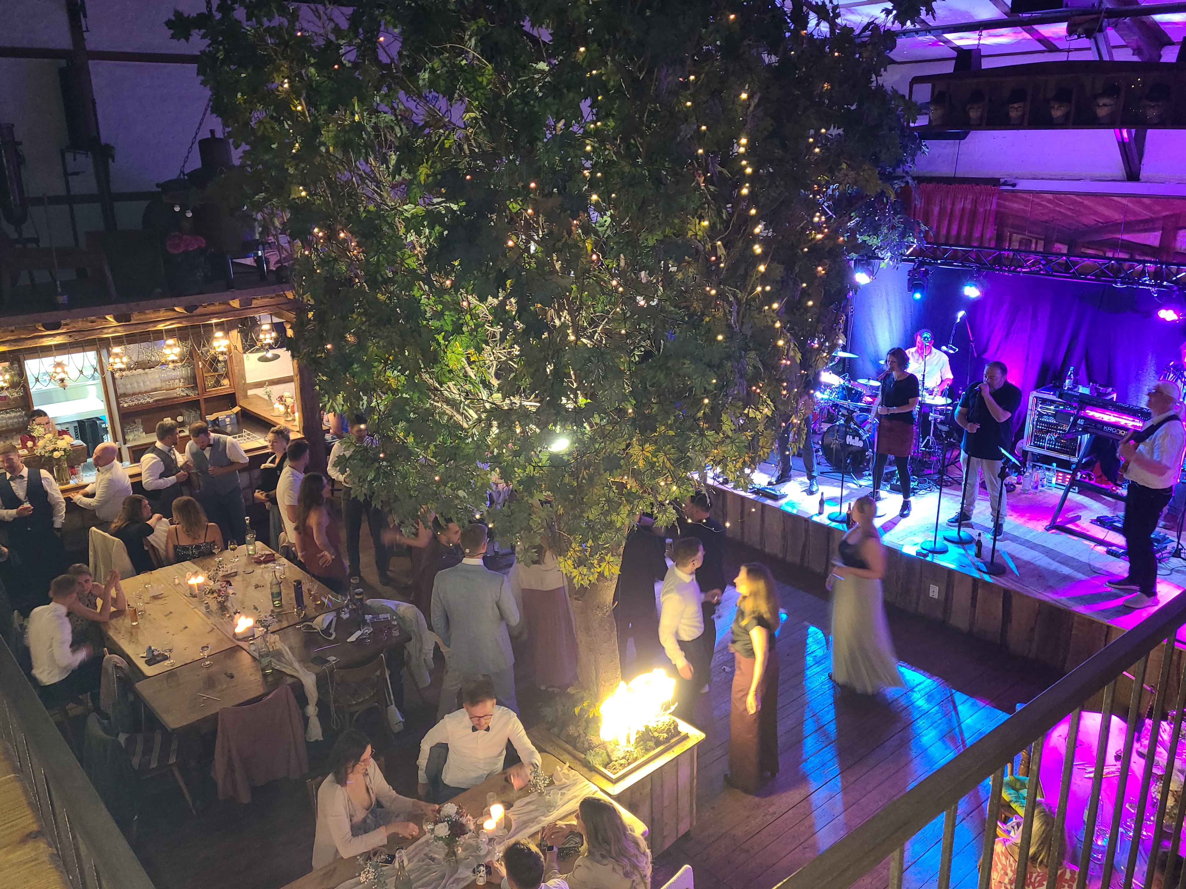 Hochzeit: Hochzeitsfeier im Festsaal. Blick von der Empore auf die Tanzfläche/Bühne - Historische Wassermühle Birgel