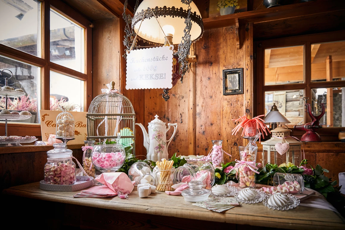 Hochzeitslocation: Nostalgie-Candybar im historischen Gasthof Schleifmühle Unterammergau
Marc Gilsdorf Alpenwedding Fotografie
Hochzeitsplanung 4 weddings & events - Schleifmühle Unterammergau
