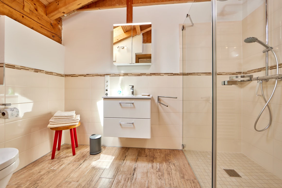 Hochzeitslocation: Badezimmer in einem der drei Appartements in der Schleifmühle
Marc Gilsdorf Alpenwedding Fotografie
 - Schleifmühle Unterammergau