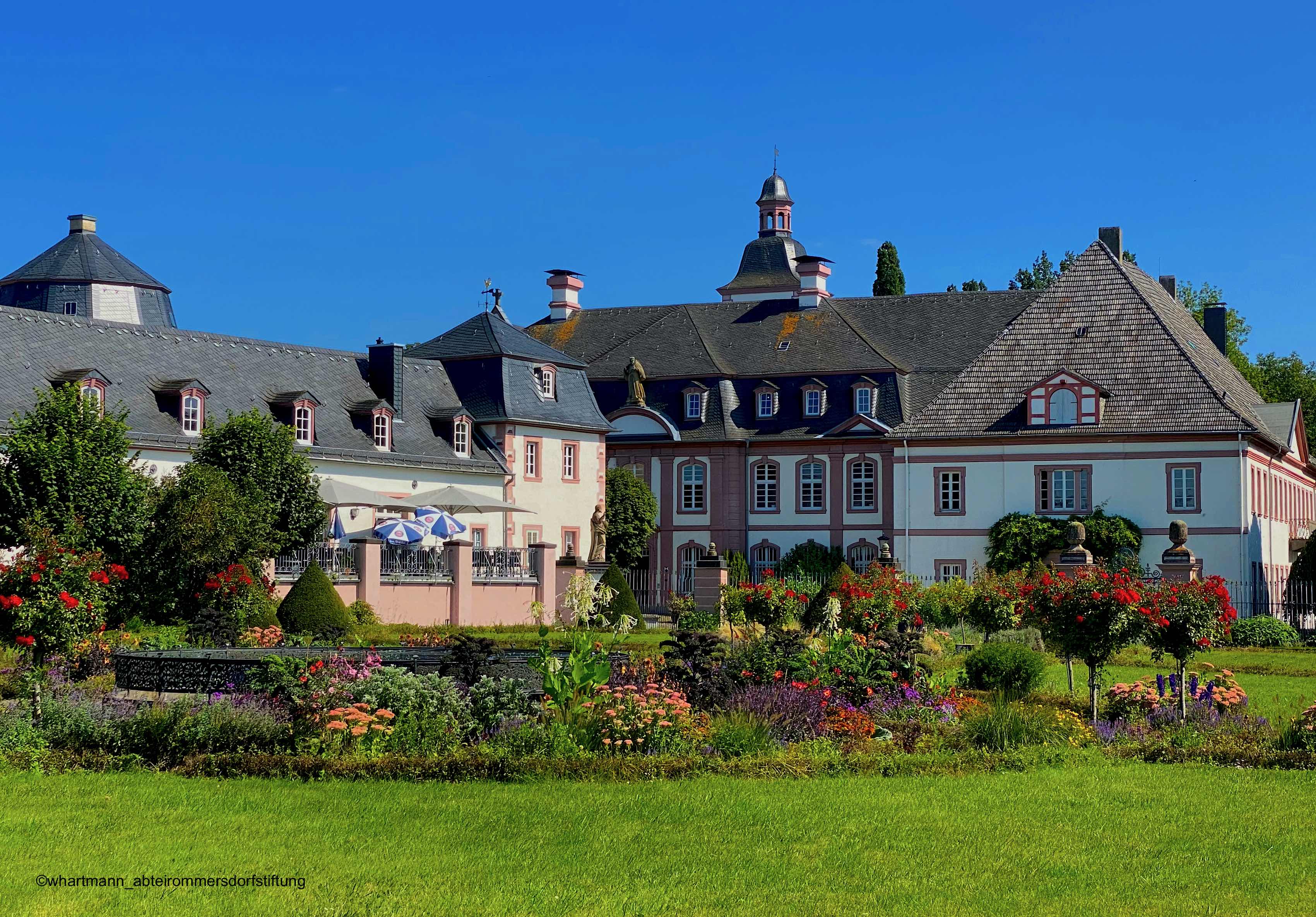 Wedding - Westerwald - Historische Abtei Rommersdorf, Sicht aus dem Französischen Garten auf die Abtei und die Orangerie (links im Bild) - Historische Hochzeitslocation Abtei Rommersdorf