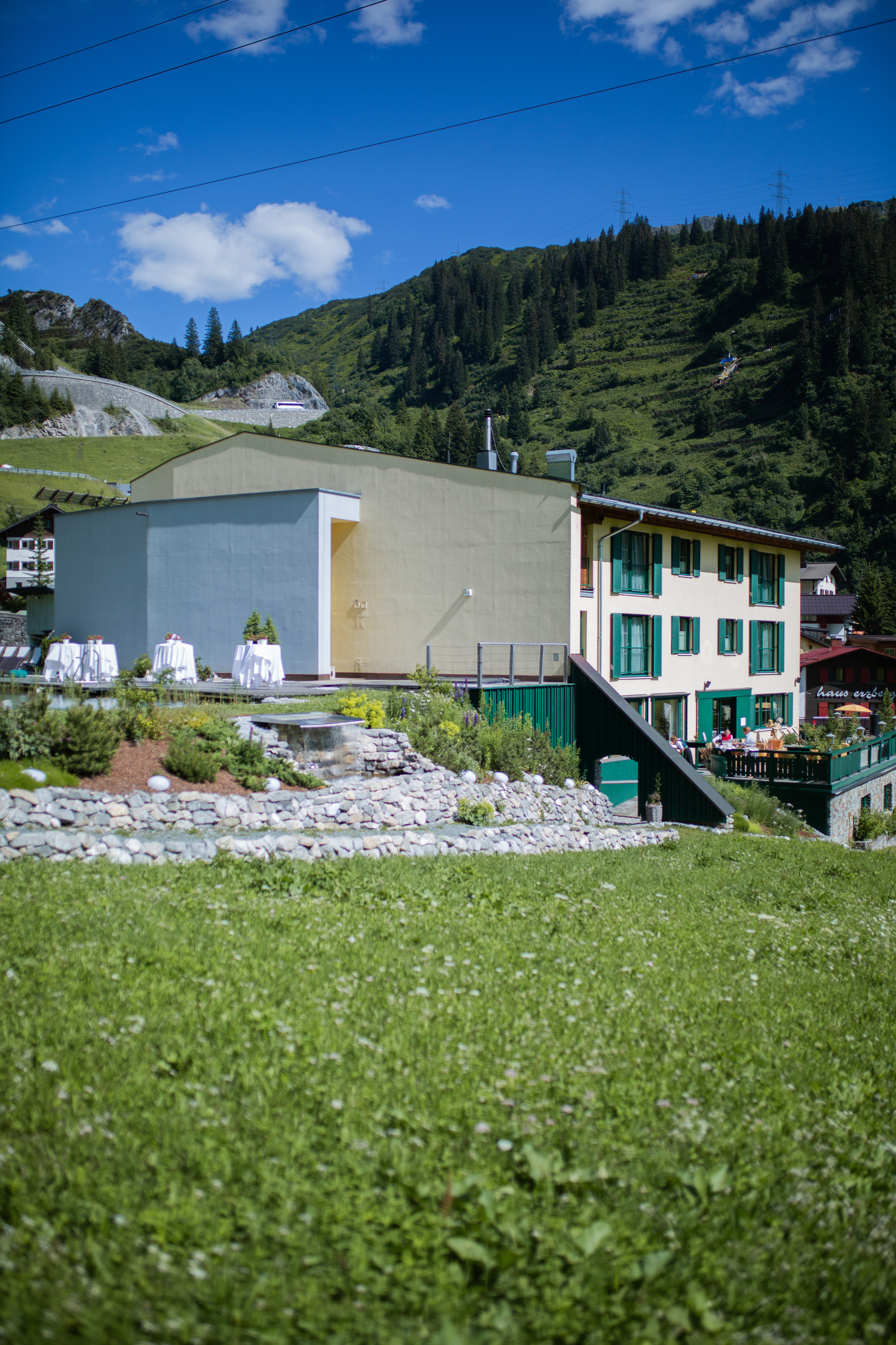 Bruiloft - Tiroler Oberland - Rückseite & Terrasse am Pool ARLBERG STUBEN - das kleine feine Hotel - ARLBERG STUBEN - das kleine feine Hotel