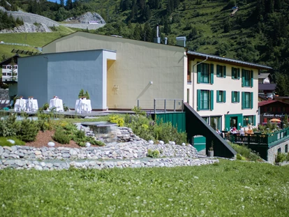 Mariage - St. Anton am Arlberg - Rückseite & Terrasse am Pool ARLBERG STUBEN - das kleine feine Hotel - ARLBERG STUBEN - das kleine feine Hotel