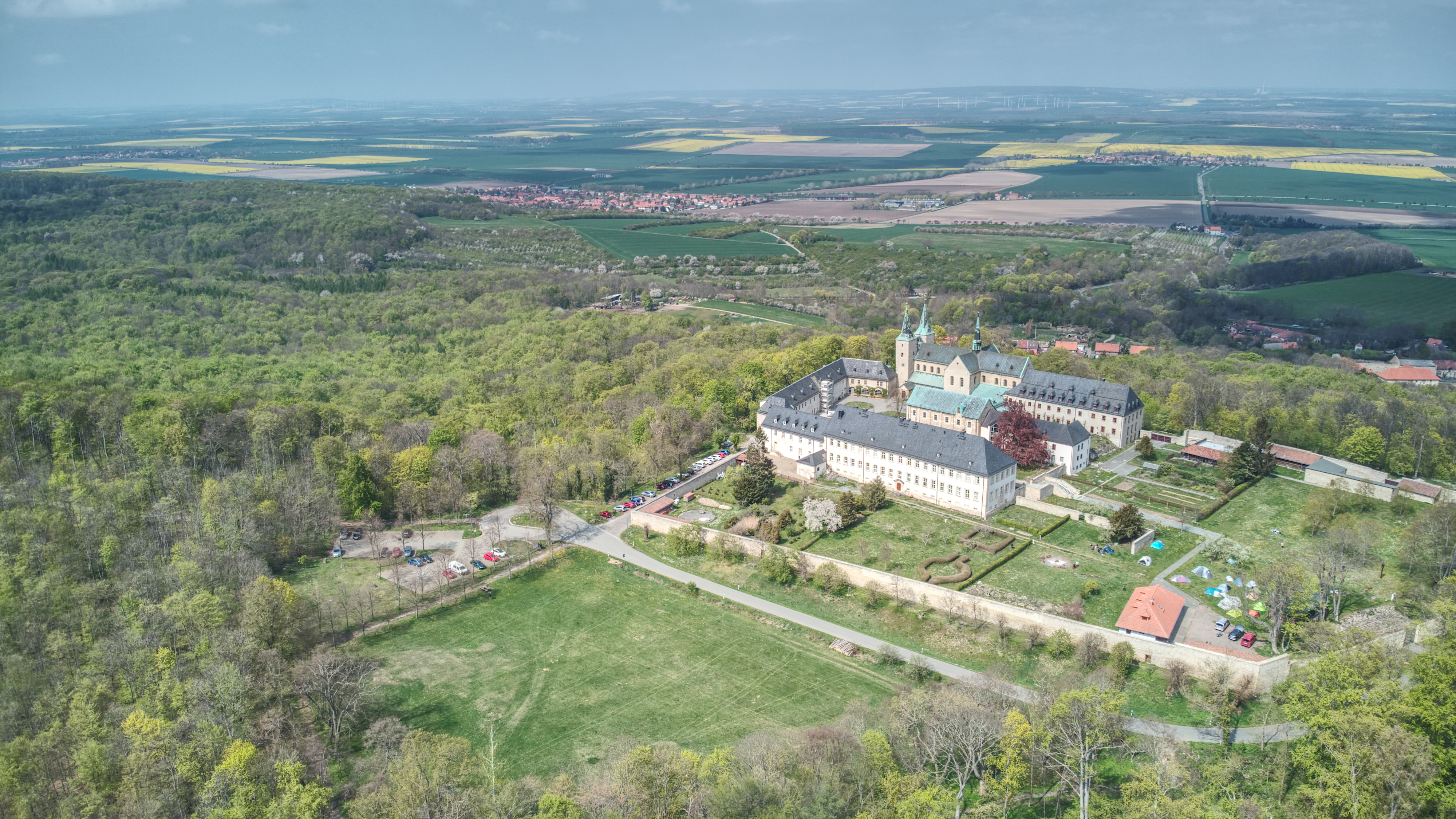 Hochzeitslocation: Blick vom Huy auf Dingelstedt - Magdalenenhof am Huywald