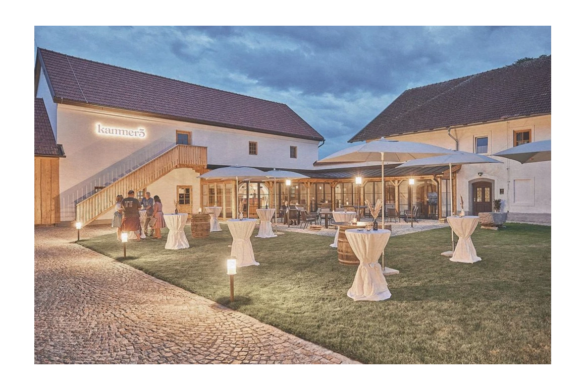 Hochzeitslocation: Der Innenhof des Leitner Gut lädt zu entspannten Stunden im Freien. - Leitner Gut
