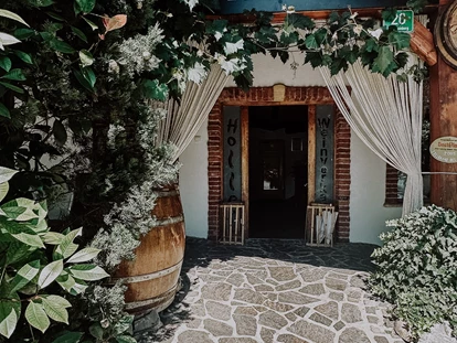 Mariage - Frühlingshochzeit - Einzug Saal - Weingut Holler