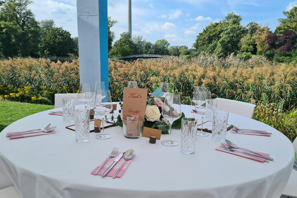 Hochzeitslocation: Tisch Terrasse - Brunchhouse am Irissee