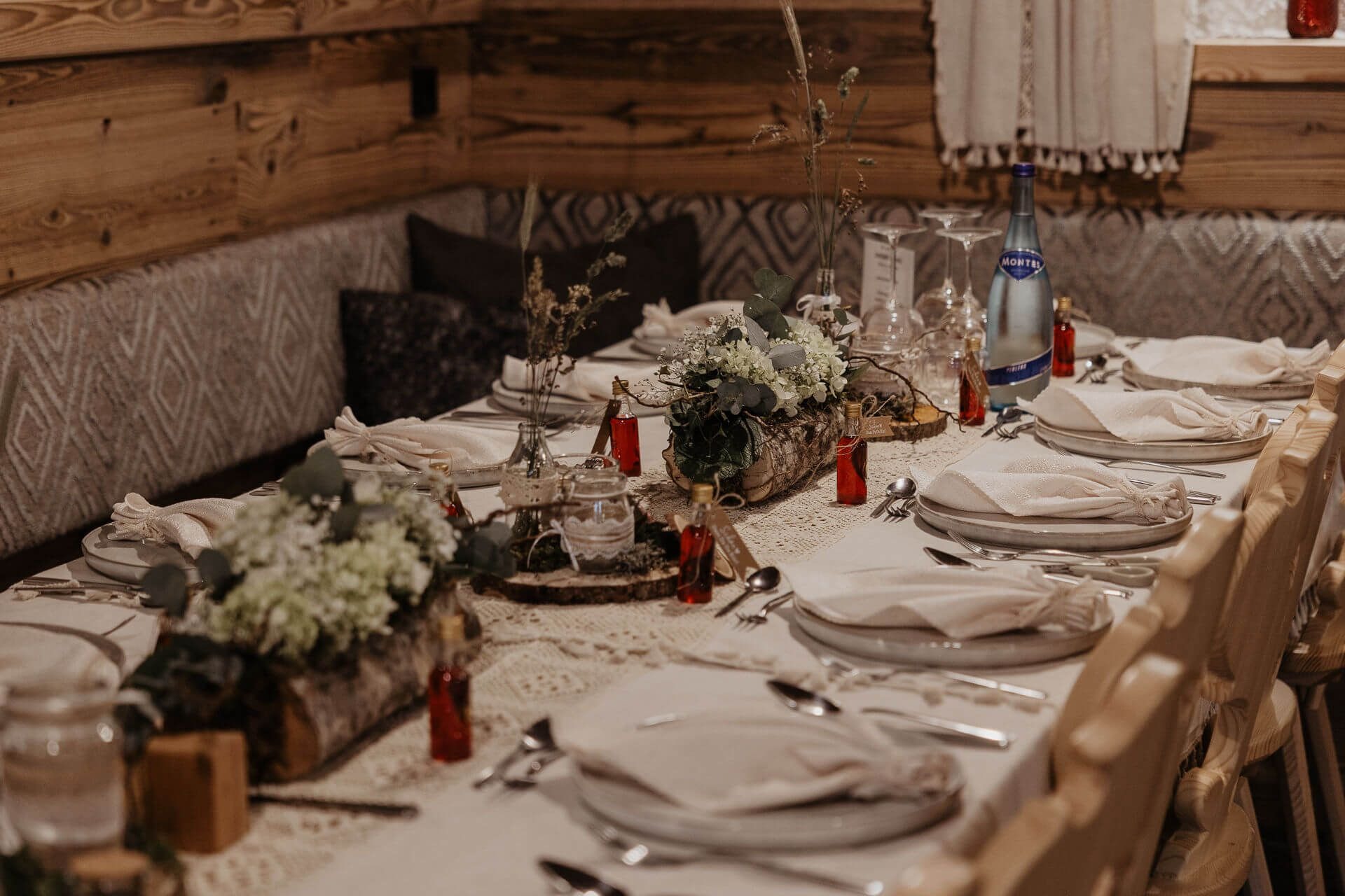 Hochzeit:     Rustikales Alm-Ambiente trifft auf romantische Hochzeitsmomente. - PEER ALM