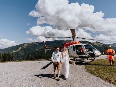 Hochzeitslocation: Brautpaar kommt mit dem Hubschrauber. Landung vor dem Starchenstadl möglich. - Starchen Stadl