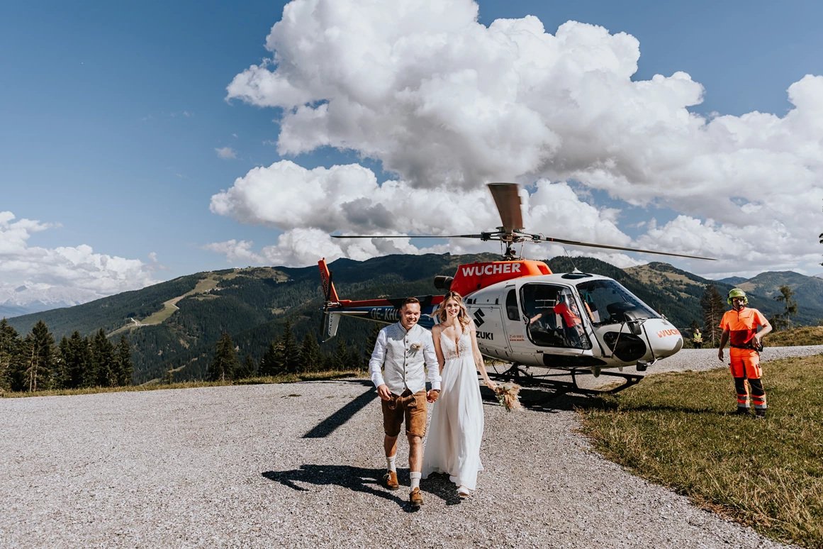 Hochzeitslocation: Brautpaar kommt mit dem Hubschrauber. Landung vor dem Starchenstadl möglich. - Starchen Stadl