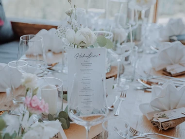 Hochzeitslocation: Unser Weddingteam verwöhnt Euch mit ausgezeichneter Küche und perfektem Service. - Starchen Stadl