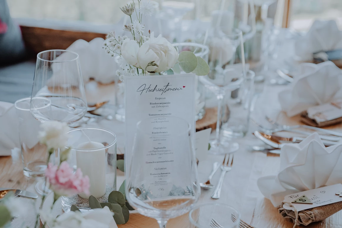 Hochzeitslocation: Unser Weddingteam verwöhnt Euch mit ausgezeichneter Küche und perfektem Service. - Starchen Stadl