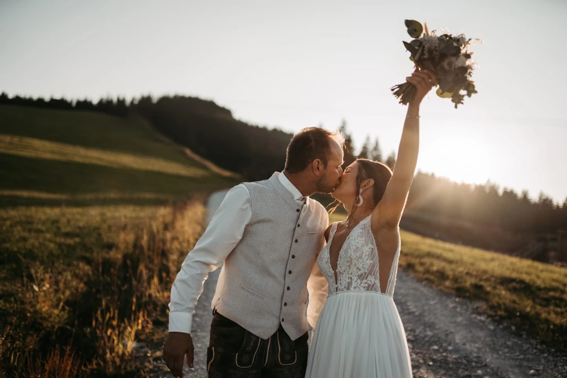 Hochzeitslocation: Wunderschöne Hochzeitsfotografien des Brautpaares in der Salzburger Bergwelt - Starchen Stadl