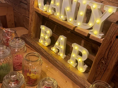 Hochzeitslocation: Candy Bar, Sweet Table, Donuts Wall .... im Starchenstadl - Starchen Stadl