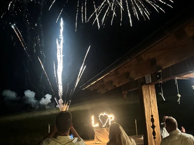 Hochzeitslocation: Feuerwerk auf unserer Starchenstadl Terrasse - Starchen Stadl