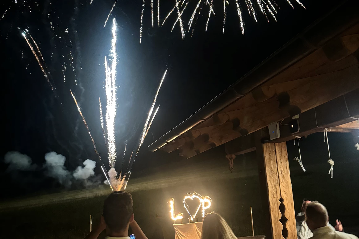 Hochzeitslocation: Feuerwerk auf unserer Starchenstadl Terrasse - Starchen Stadl