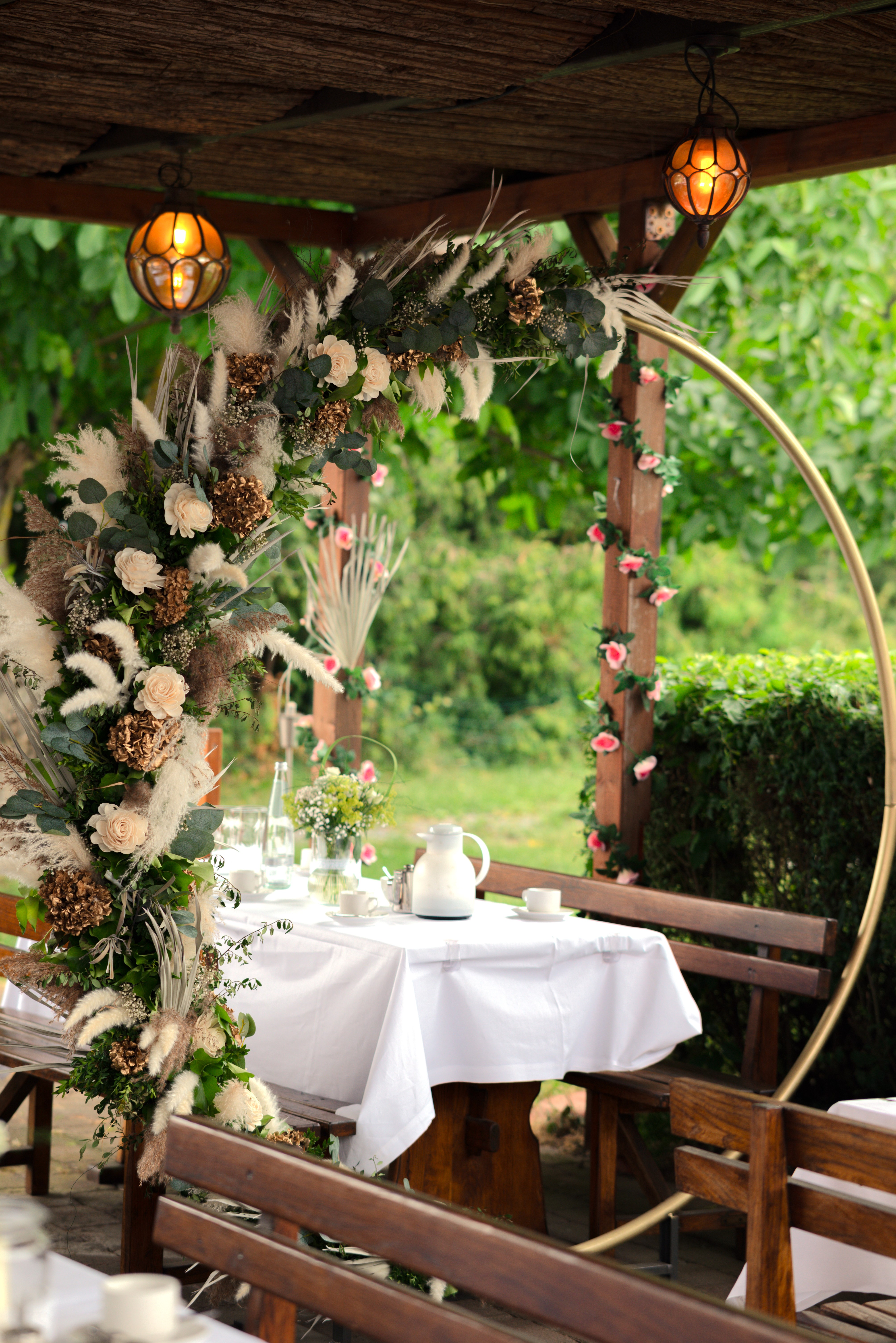 Hochzeitslocation: Traubogen Im Ausenbereich. - Der Grüne Baum