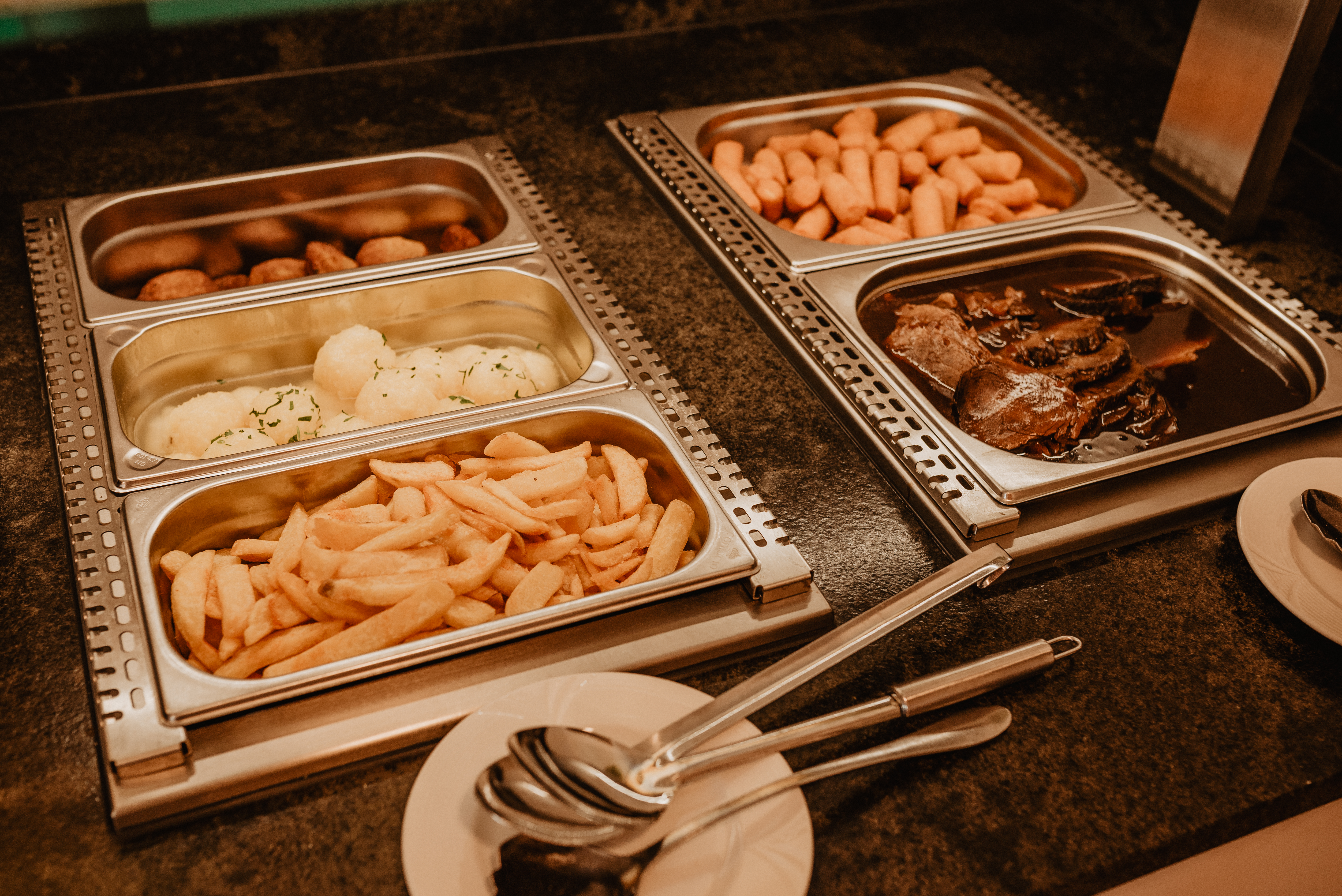 Hochzeitslocation: Der Tauberschwarzbraten wird wie ein klassischer Burgunderbraten zubereitet und bietet ein ganz besonderes Geschmackserlebnis. Zartes Fleisch wird in einer reichhaltigen Burgundersauce geschmort, die mit feinen Gewürzen und frischen Kräutern verfeinert wird. Diese schonende Zubereitung lässt die Aromen perfekt miteinander verschmelzen, sodass jeder Bissen ein Fest für die Sinne ist. Der Tauberschwarzbraten ist ein hervorragendes Beispiel für unsere Liebe zur regionalen Küche und wird Ihre Gäste garantiert begeistern.
 - Der Grüne Baum