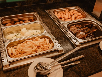 Wedding - Mudau - Der Tauberschwarzbraten wird wie ein klassischer Burgunderbraten zubereitet und bietet ein ganz besonderes Geschmackserlebnis. Zartes Fleisch wird in einer reichhaltigen Burgundersauce geschmort, die mit feinen Gewürzen und frischen Kräutern verfeinert wird. Diese schonende Zubereitung lässt die Aromen perfekt miteinander verschmelzen, sodass jeder Bissen ein Fest für die Sinne ist. Der Tauberschwarzbraten ist ein hervorragendes Beispiel für unsere Liebe zur regionalen Küche und wird Ihre Gäste garantiert begeistern.
 - Der Grüne Baum