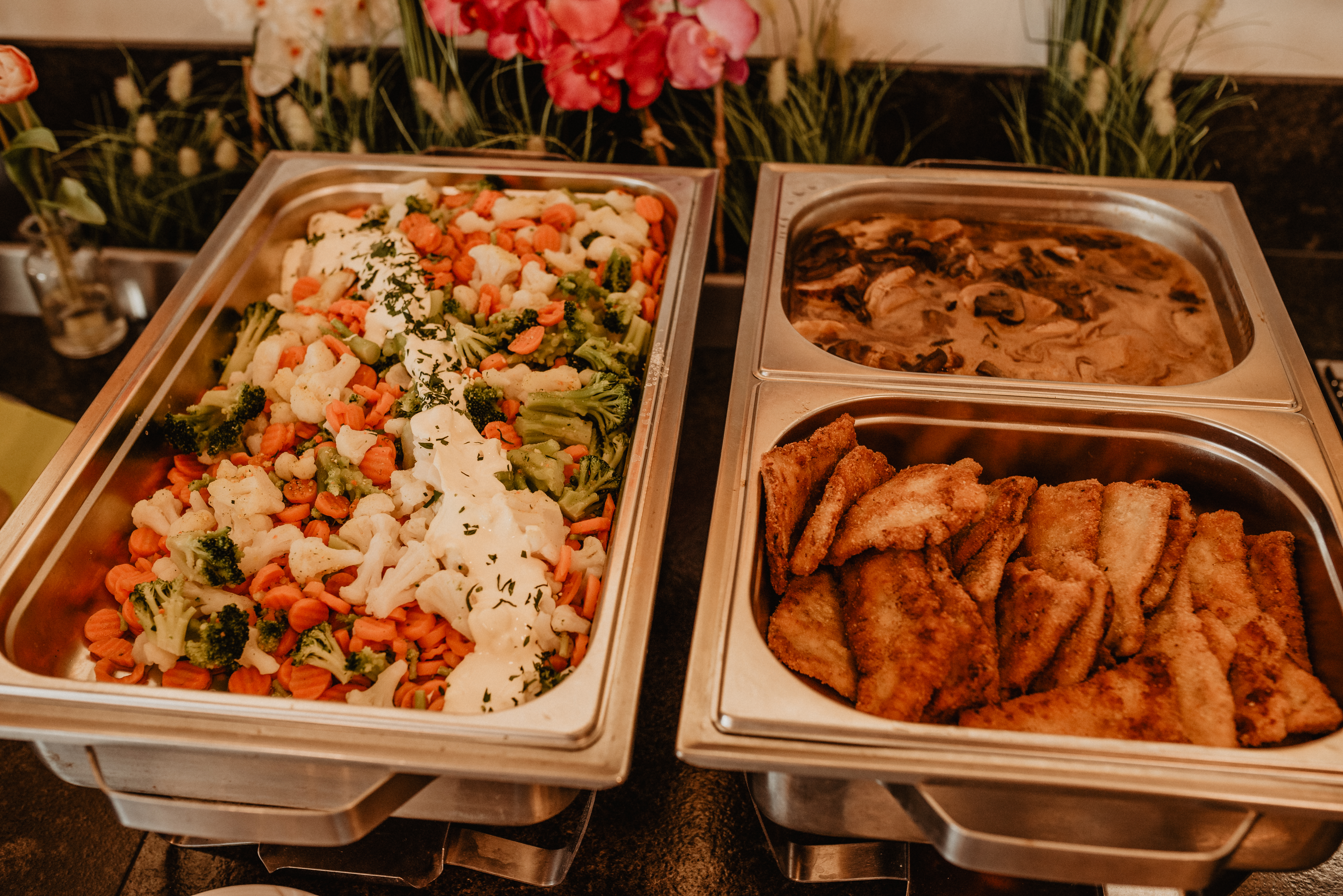 Hochzeitslocation: Genießen Sie eine köstliche Kombination aus zartem Kaisergemüse, perfekt ergänzt mit einer cremigen Sauce Hollandaise. Dazu servieren wir saftige Putenschnitzel, die für einen herzhaften Genuss sorgen, sowie Schweinelende, die in einer aromatischen Champignonsauce verfeinert ist. Diese Kombination aus frischen, hochwertigen Zutaten und raffinierten Saucen macht das Essen zu einem Fest für die Sinne.
 - Der Grüne Baum