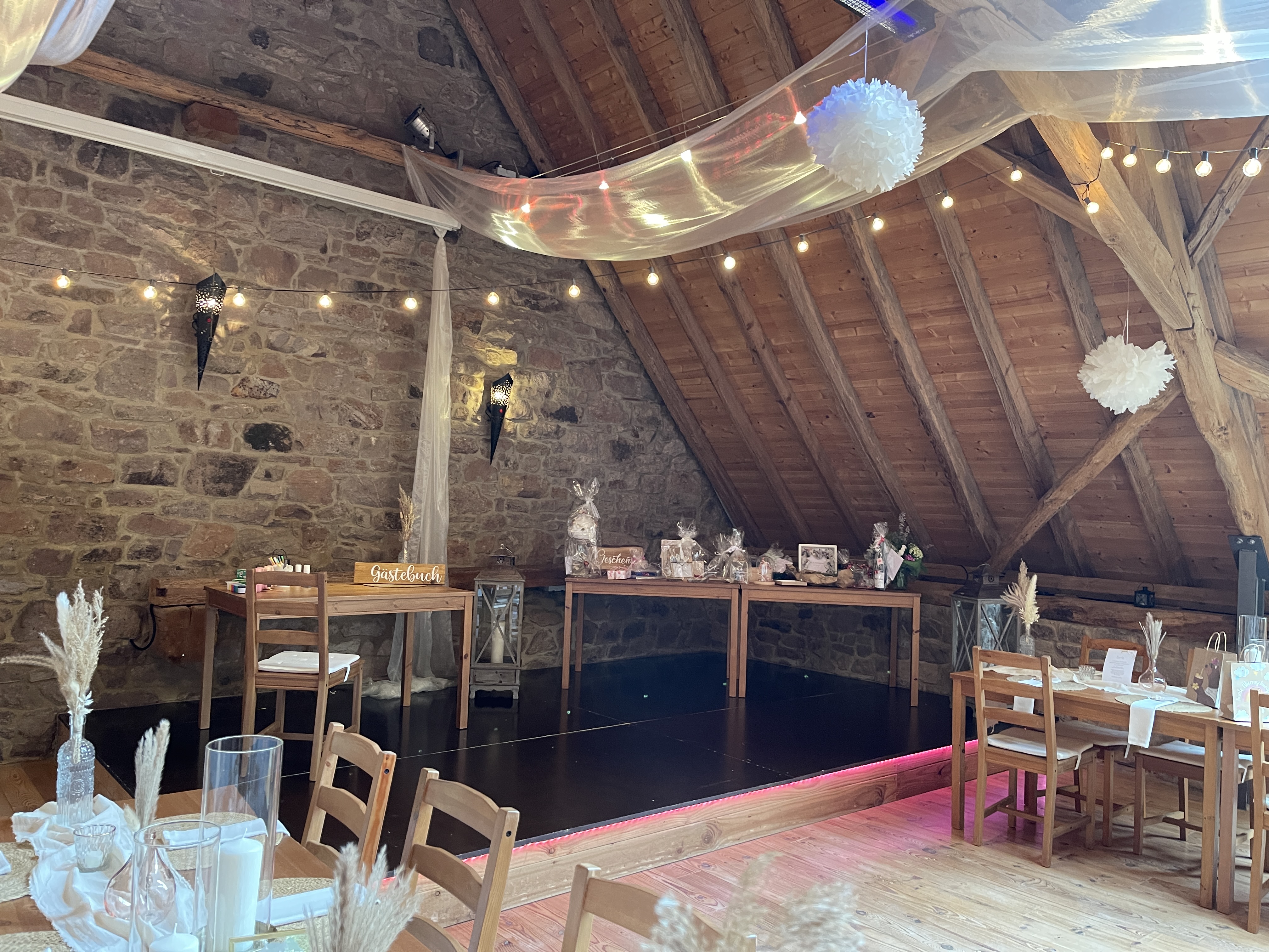 Hochzeit: Podest für Geschenketische oder für den DJ. - Eventlocation-Falkenstein