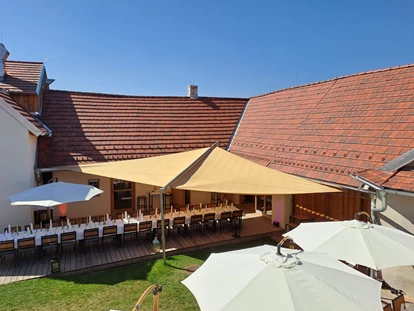 Hochzeit - Höbersdorf - Tafel im Innenhof - Quartier35