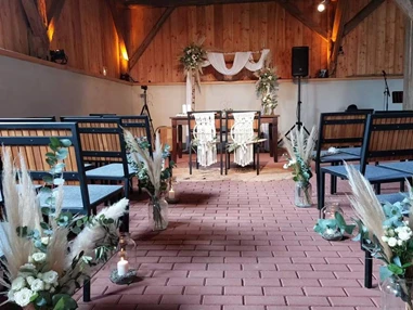 Hochzeitslocation: Bei Schlechtwetter bietet das Stadl eine rustikale Alternative zur Trauung im Freien. - Quartier35