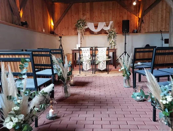 Hochzeitslocation: Bei Schlechtwetter bietet das Stadl eine rustikale Alternative zur Trauung im Freien. - Quartier35