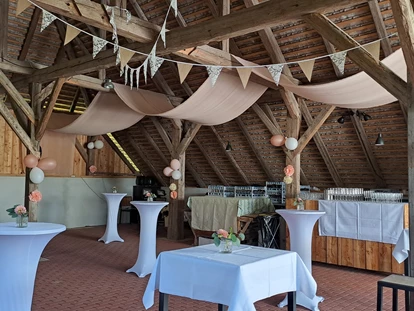 Hochzeit - Höbersdorf - Wenn für die Agape viel Platz nötig ist, bietet sich das Stadl an. - Quartier35