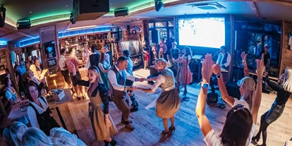 Hochzeit - Geeignet für: Produktpräsentation - Bergfeld - Auf der Tanzfläche könnt ihr zu DJ oder Liveband tanzen - SportsAlm