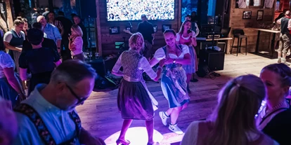 Hochzeit - Geeignet für: Produktpräsentation - Bergfeld - In unserer Location können 150 Partyverrückte das Tanzbein schwingen - SportsAlm
