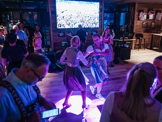 Hochzeit: In unserer Location können 150 Partyverrückte das Tanzbein schwingen - SportsAlm