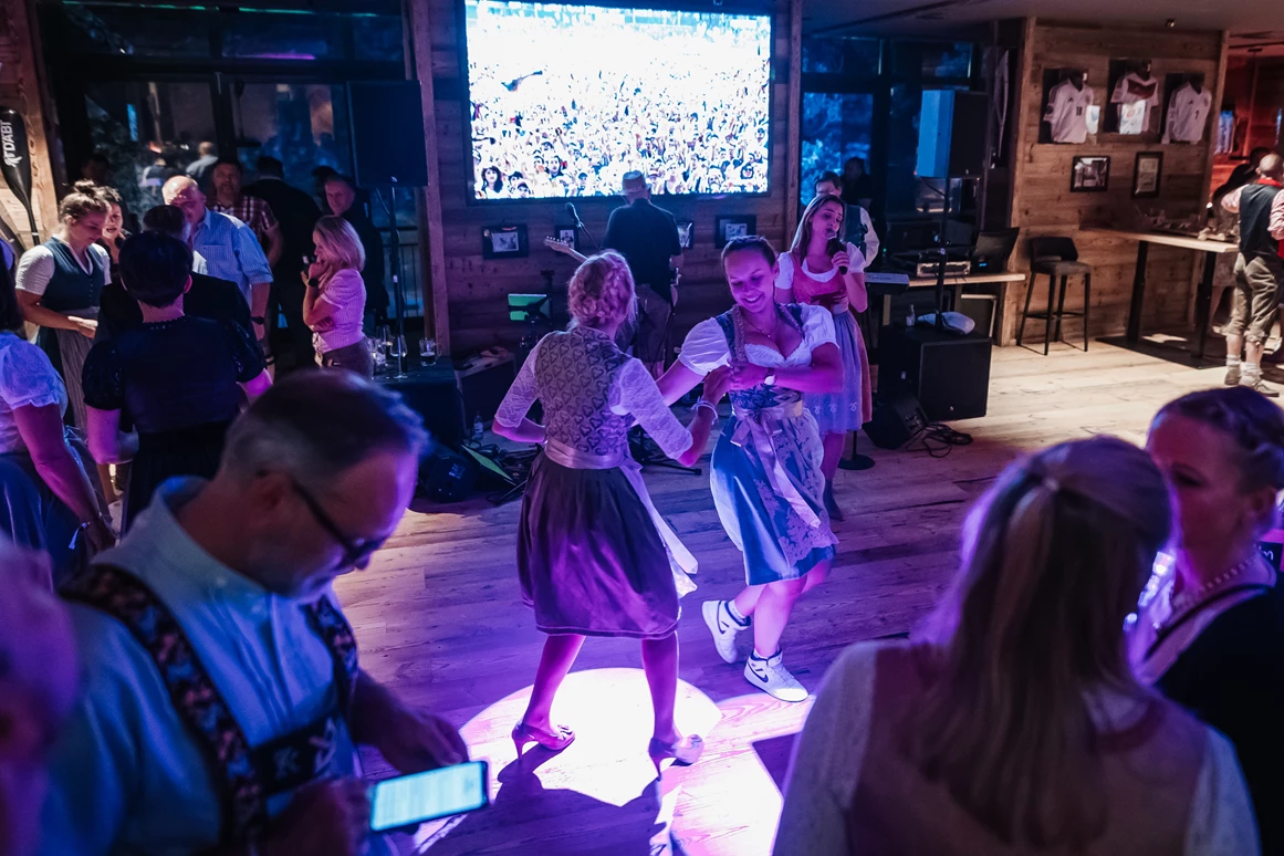Hochzeit: In unserer Location können 150 Partyverrückte das Tanzbein schwingen - SportsAlm