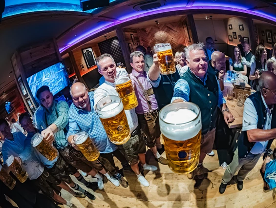 Hochzeit: Messt euch in traditionellen bayrischen Spielen miteinander  - SportsAlm