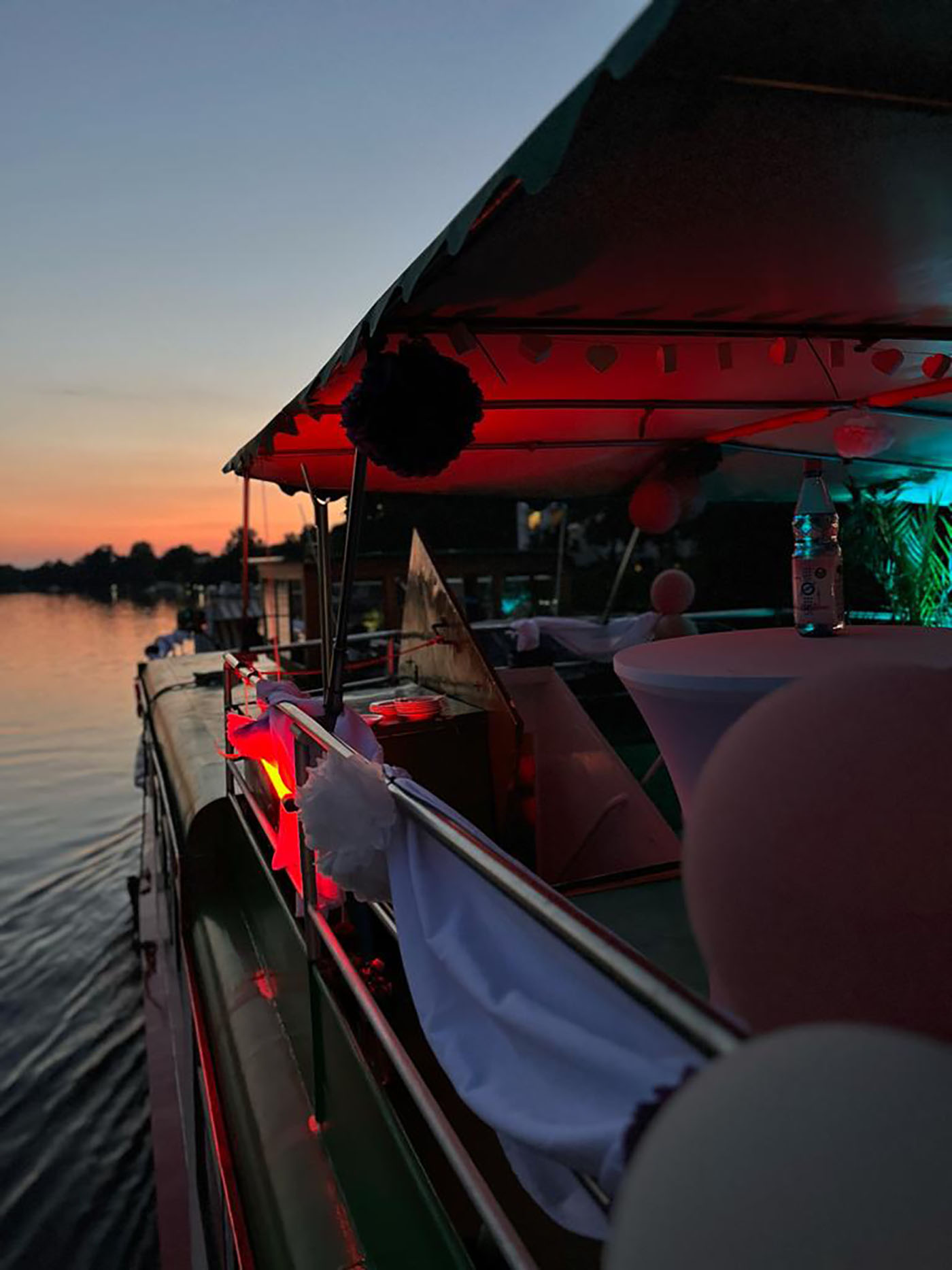 Hochzeit: Romantische Hochzeitsfahrt bei Dämmerung  - Spreeheirat.de Hochzeitsschiff  