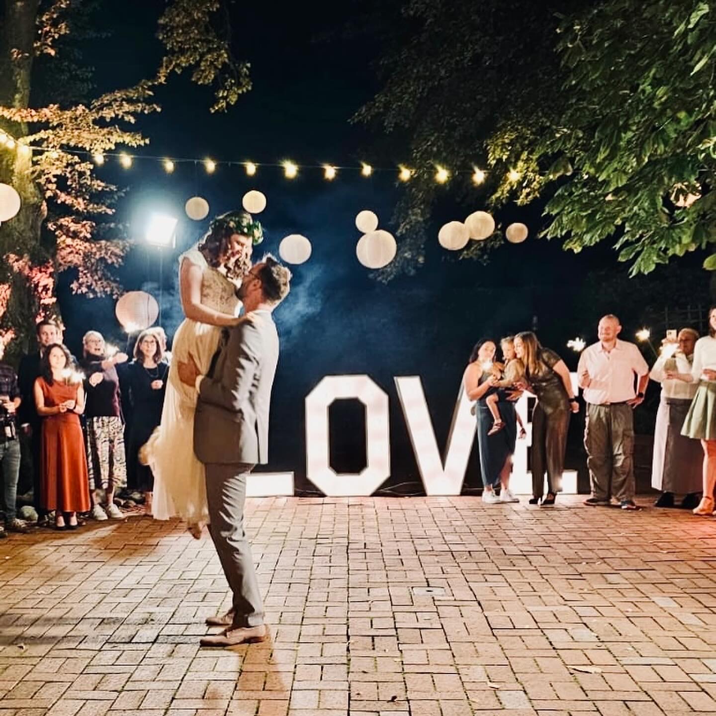 Hochzeitslocation: Hochzeitstanz auf der großen Eventterrasse - Herrenhaus Buchholz Event GmbH