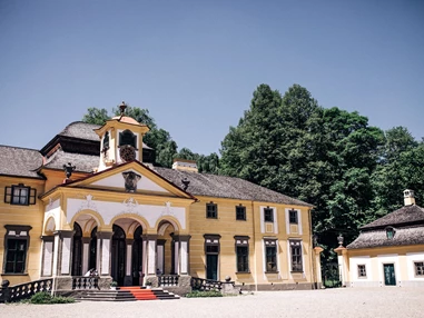Hochzeitslocation: Haupthaus vom Eherenhof aus - Schloss Neuwartenburg