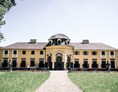 Hochzeit: Lustgarten auf der Rückseite des Schlosses eingebettet in einen englischen Landschaftspark - Schloss Neuwartenburg