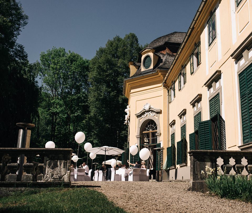 Mariage - Gunskirchen - Geschotterte  Terrasse mit Ballustrade, Stauen und Springbrunnen  - Schloss Neuwartenburg