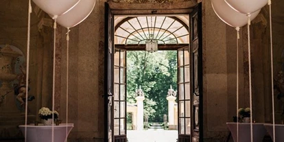 Matrimonio - Salzkammergut - Blick vom Prunk Festsaal in den Ehrenhof, Kastanienallee, Statue  - Schloss Neuwartenburg