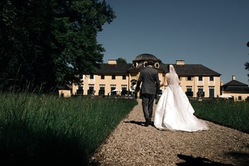 Hochzeit: Glückliches und erleichtertes lustwandeln im Garten - Schloss Neuwartenburg
