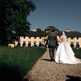 Hochzeit: Glückliches und erleichtertes lustwandeln im Garten - Schloss Neuwartenburg