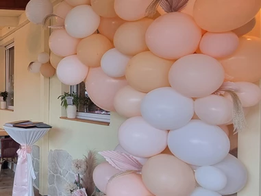 Hochzeitslocation: Ballondekoration Weddingart - Kastaniengrün