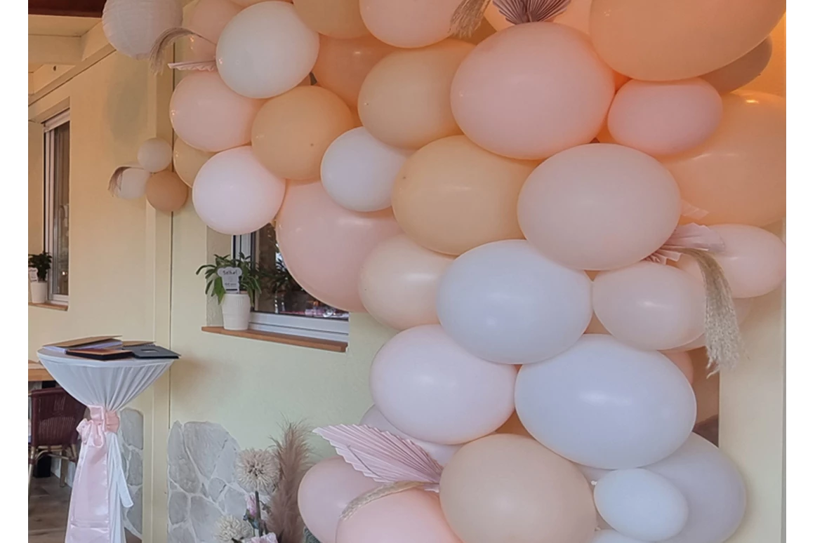 Hochzeitslocation: Ballondekoration Weddingart - Kastaniengrün