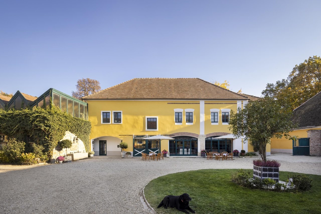 Eventschmiede - Gut Fabricius Information about the banquet halls Spacious courtyard for up to 150 guests