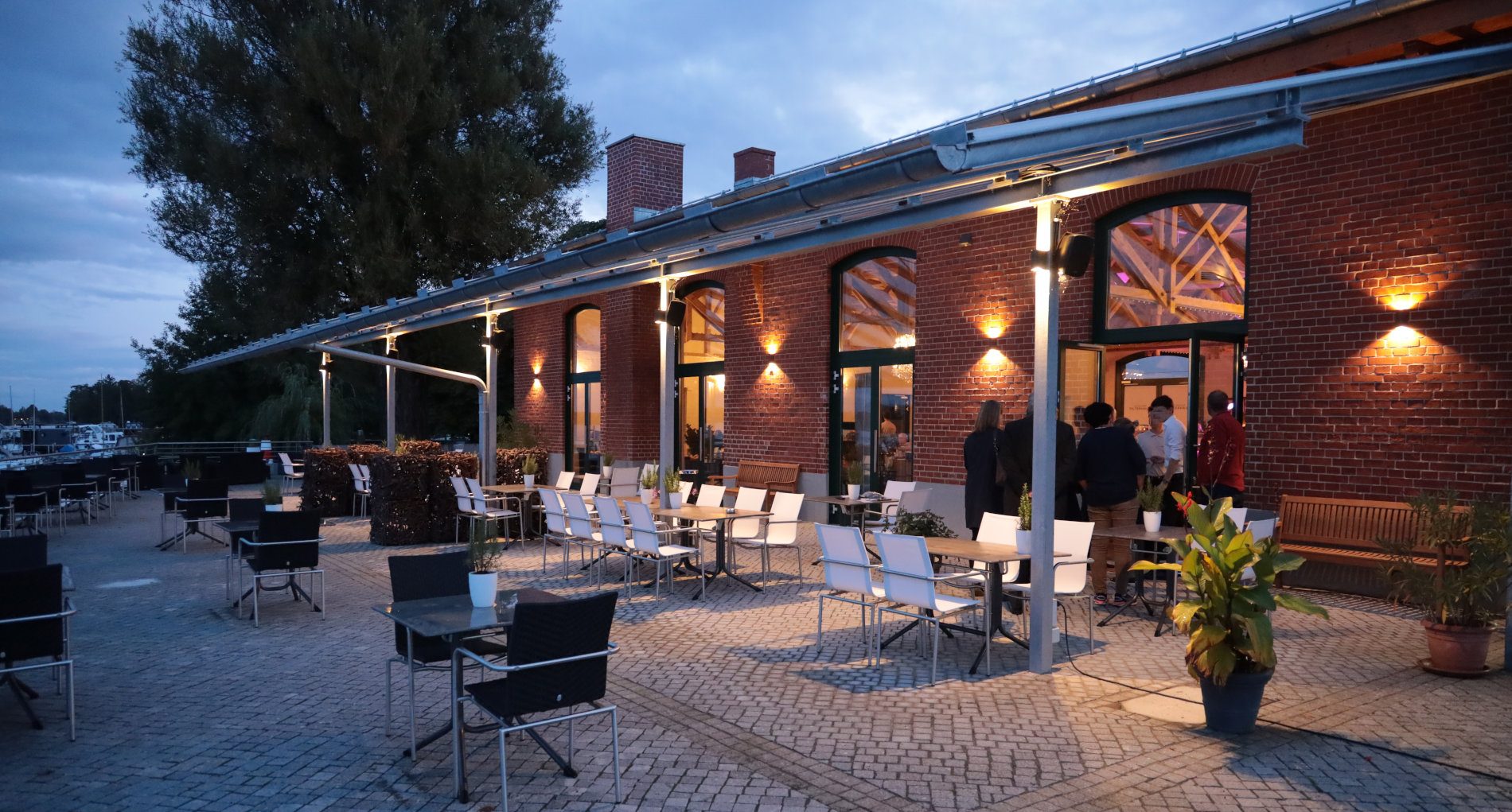 Hochzeit - Herbsthochzeit - Potsdam - Unsere Terrasse vor der Installation der Glaswände für den Wintergarten - Filterhaus Werder