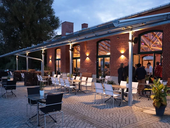 Hochzeitslocation: Unsere Terrasse vor der Installation der Glaswände für den Wintergarten - Restaurant Filterhaus