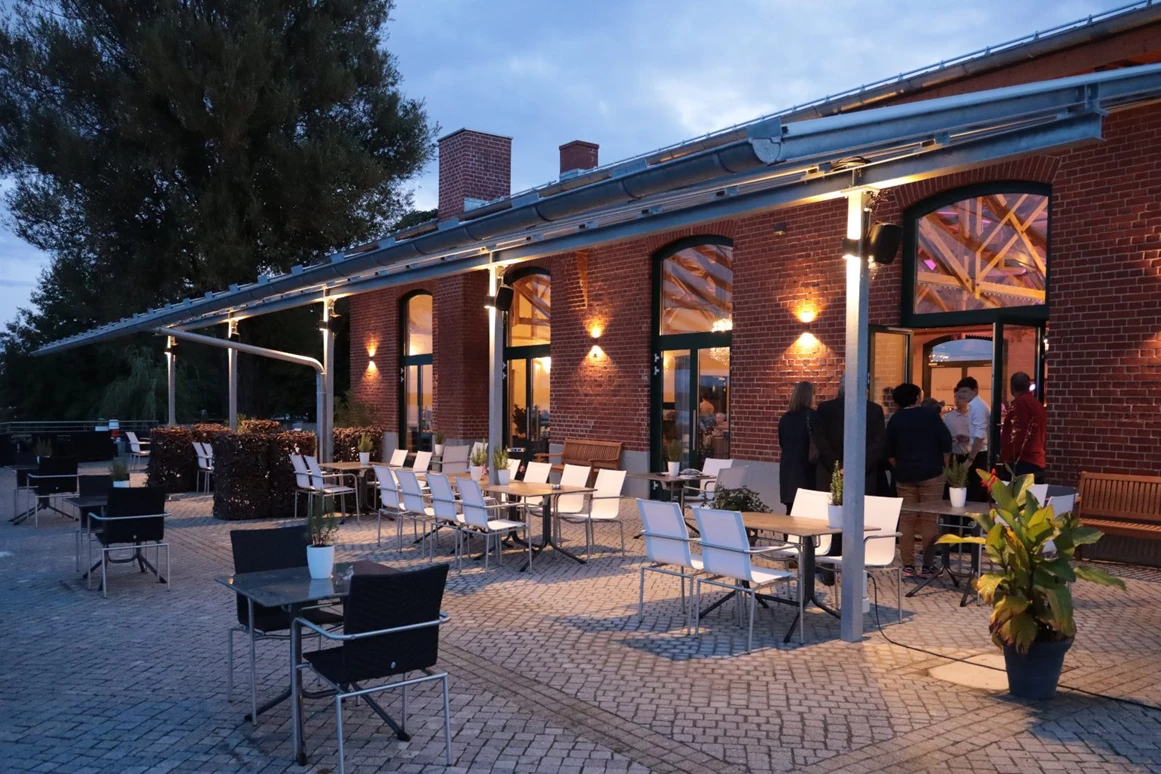 Hochzeitslocation: Unsere Terrasse vor der Installation der Glaswände für den Wintergarten - Restaurant Filterhaus