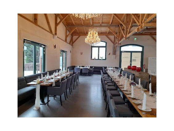Hochzeitslocation: Eine der Möglichkeiten  - eine lange Tafel für die Gesellschaft. - Restaurant Filterhaus