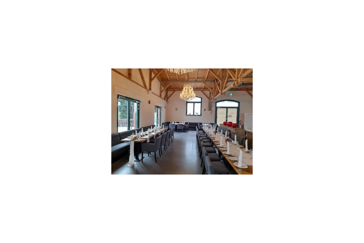 Hochzeitslocation: Eine der Möglichkeiten  - eine lange Tafel für die Gesellschaft. - Restaurant Filterhaus