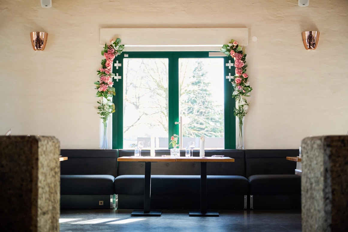 Hochzeitslocation: Eine Möglichkeit den Brautpaartisch dezent zu schmücken. - Restaurant Filterhaus